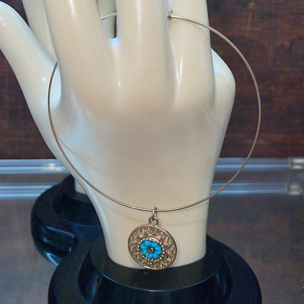 Thin gold wire‎ bangle bracelet with round filigree coin look pendant